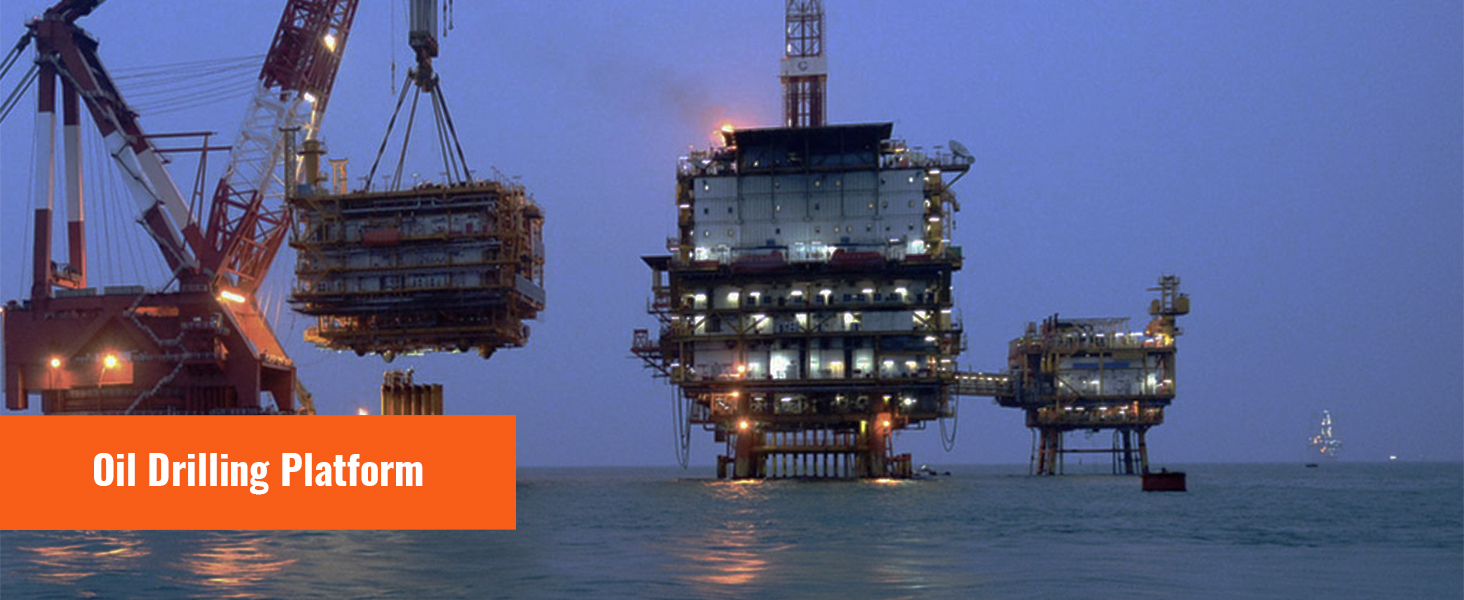 Olieboorplatform op zee met kranen en boorinstallaties tijdens de schemering.